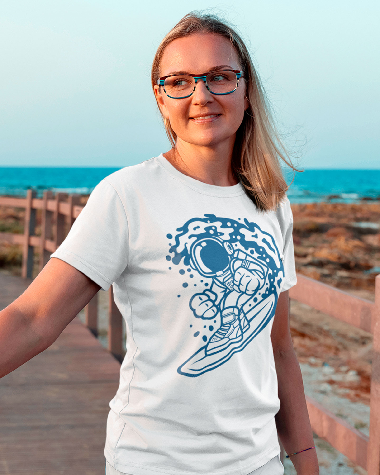 Astronaut surfing | T-shirt for woman